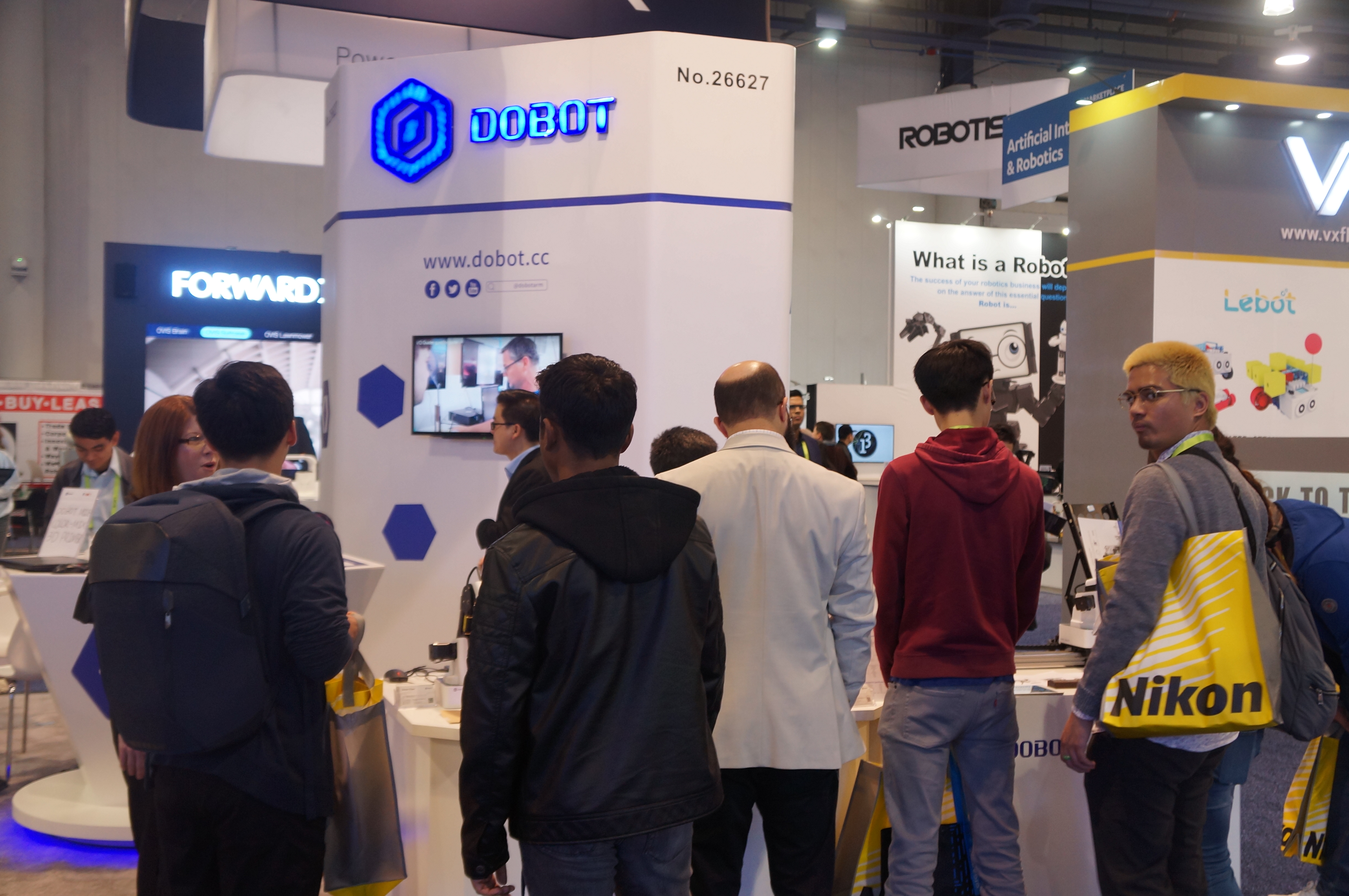 Dobot Brought Collaborative Robotic Arm M1 and Color-mixing 3D Printer MOOZ-3 to CES 2019